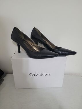 Calvin Klein Black Pointed-Toe Stiletto Pumps Size 7.5 M Comfort 3 Inch Heels